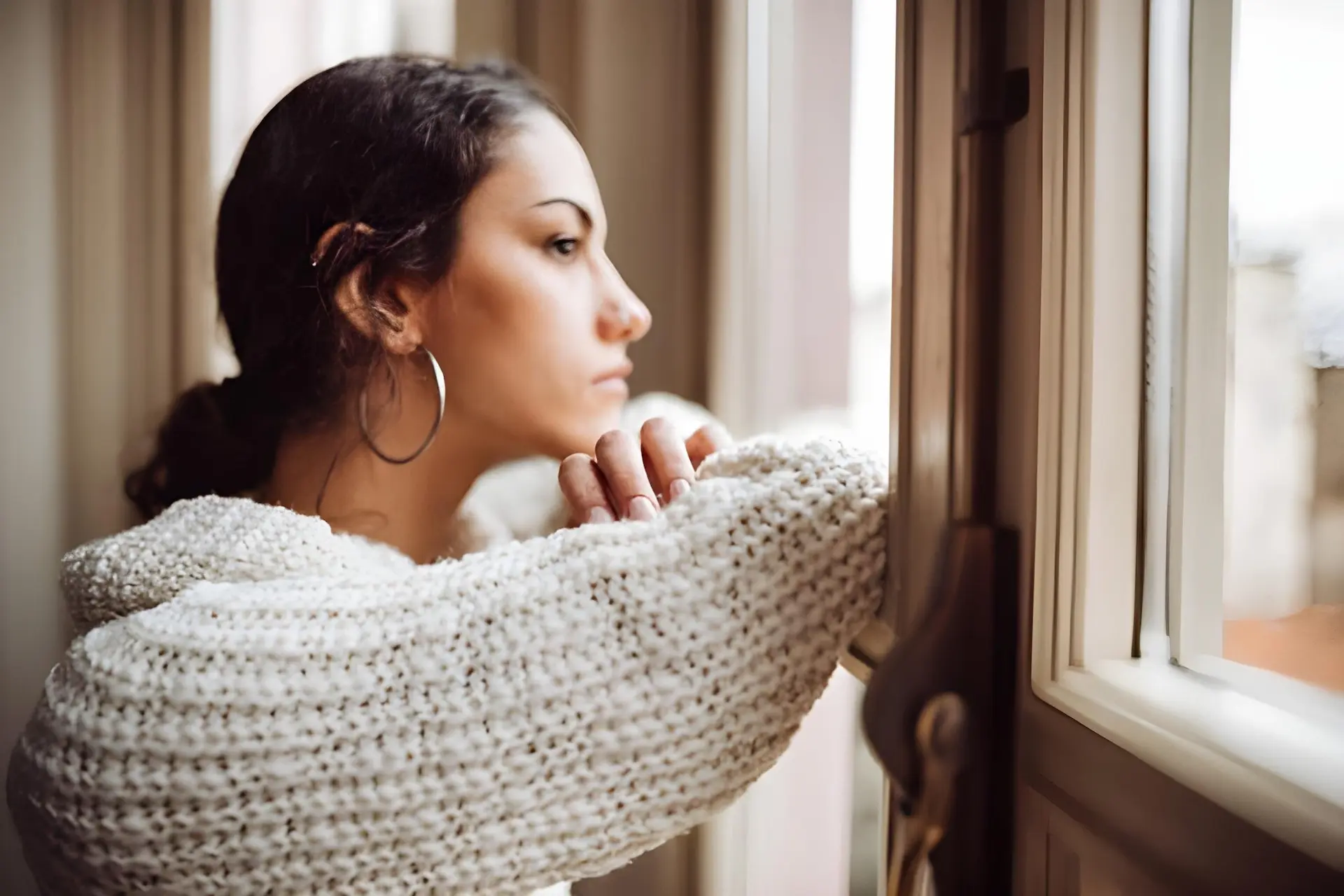 Femme regardant un écran